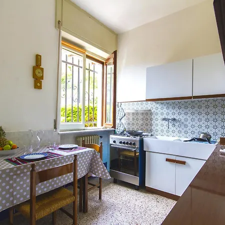 Frontlake With Balcony 살라코마시나